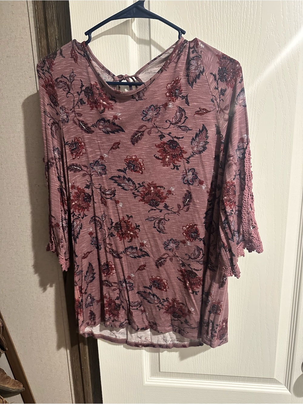 Day trip Floral Lace-Sleeve Women's Top in Mauve Pink